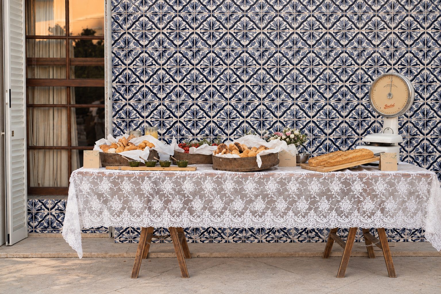 Mesa de pães diante de azulejos