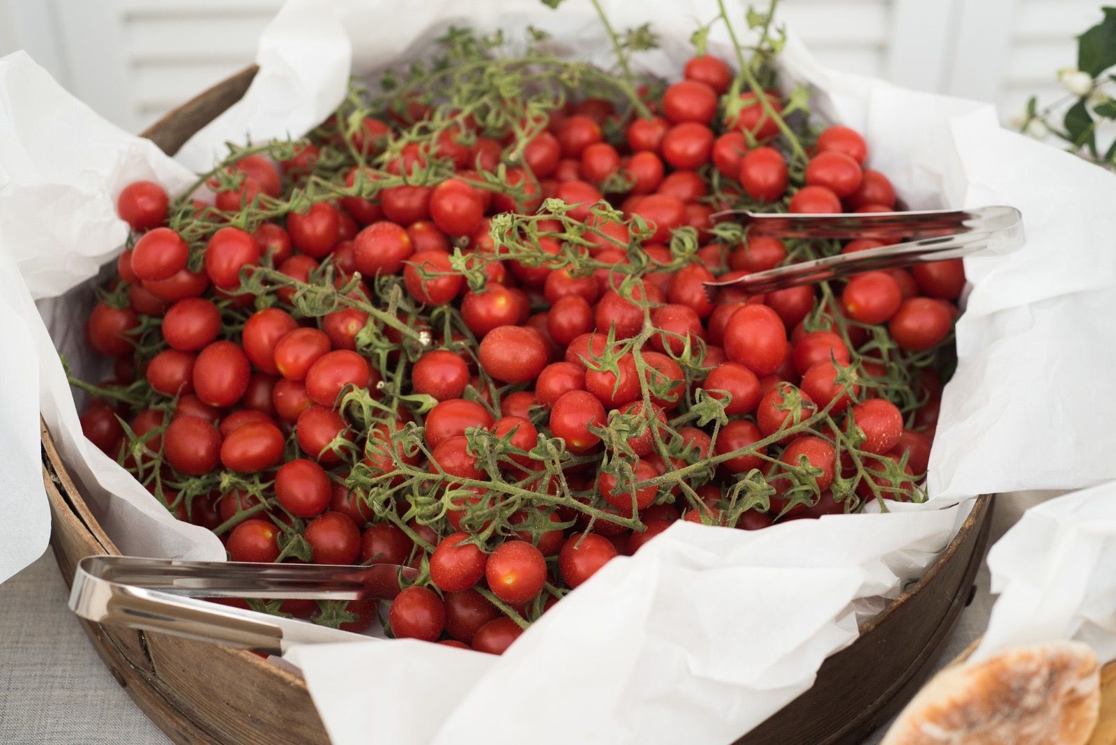 Tomate cereja em cesto