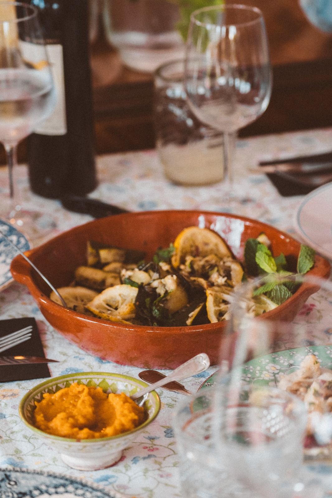 Mesa posta com legumes grelhados e vinho