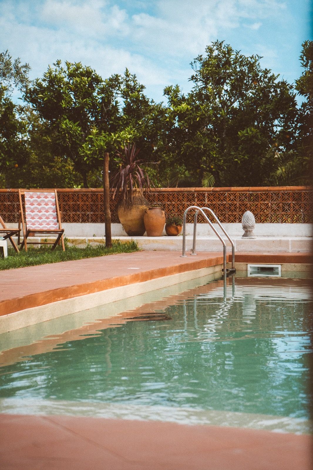 Piscina e laranjeiras