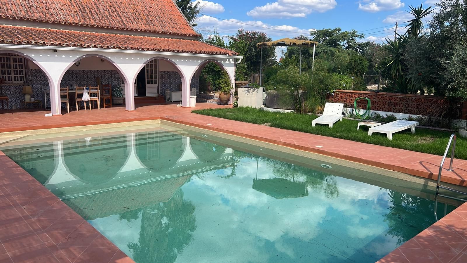 Piscina e alpendre ao fim da tarde