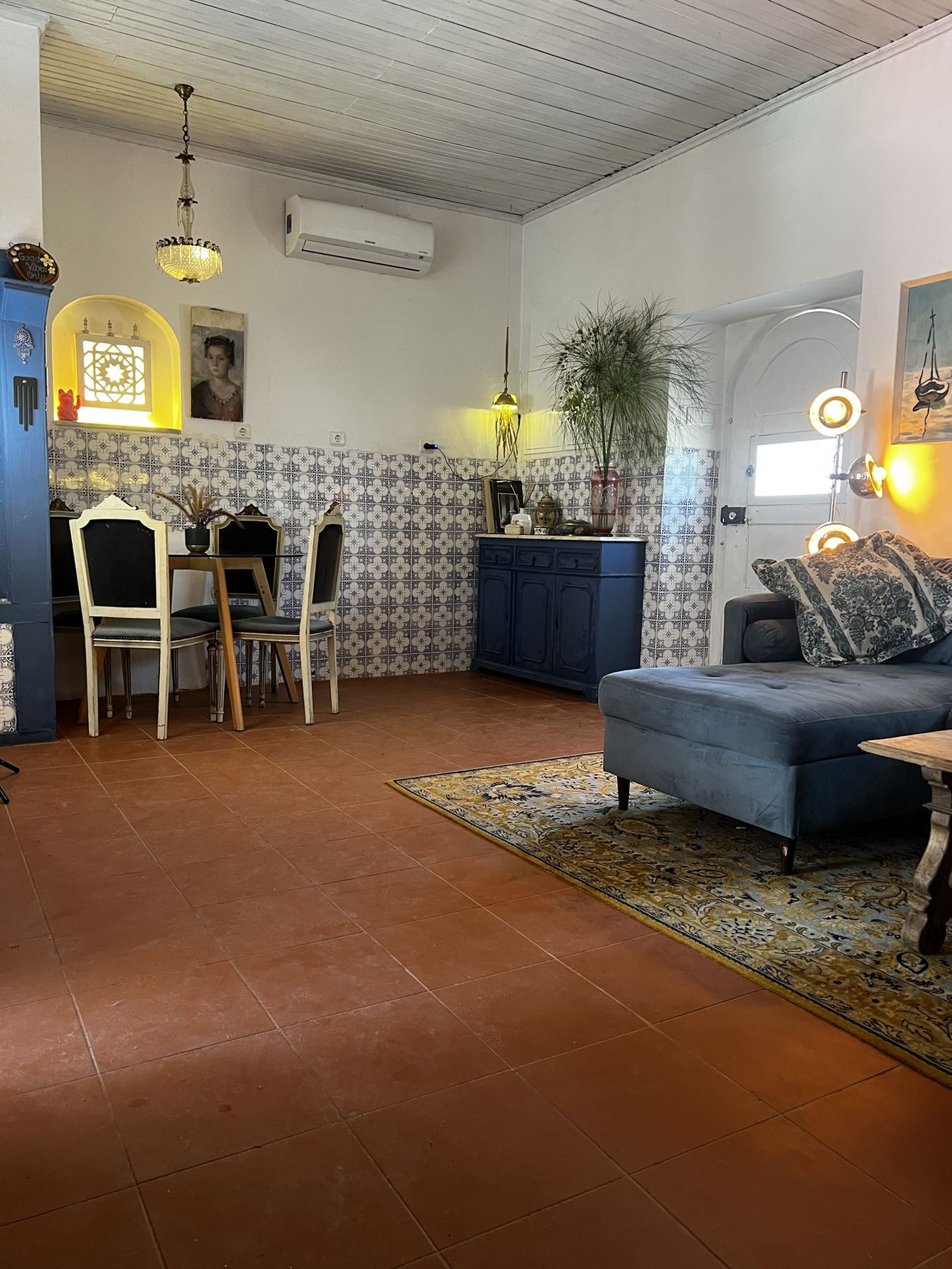 Sala com azulejos azuis e mesa de jantar